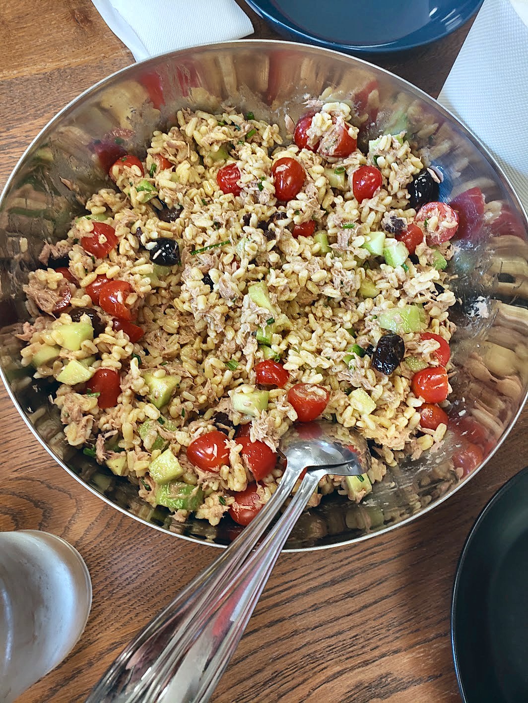 Saladier de salade de blé méditerranéenne préparée pendant la séance du 24 juin